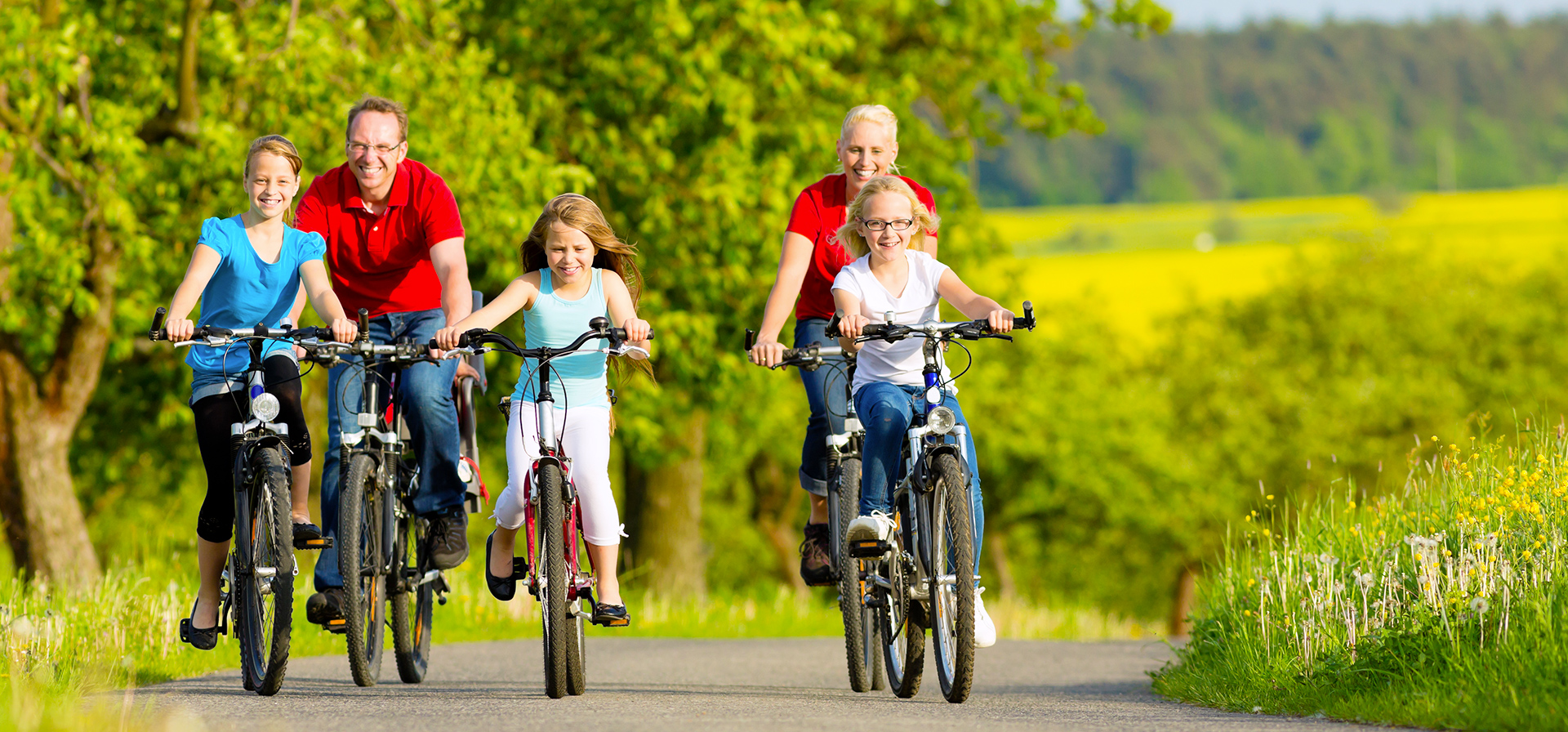 Famille à vélo sur une piste cyclable des Landes