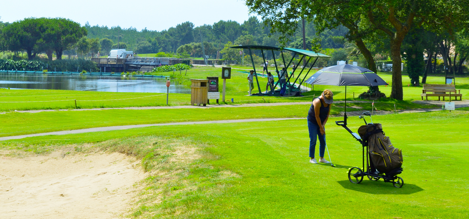 Golfeur et chariot sur un parcours de golf landais