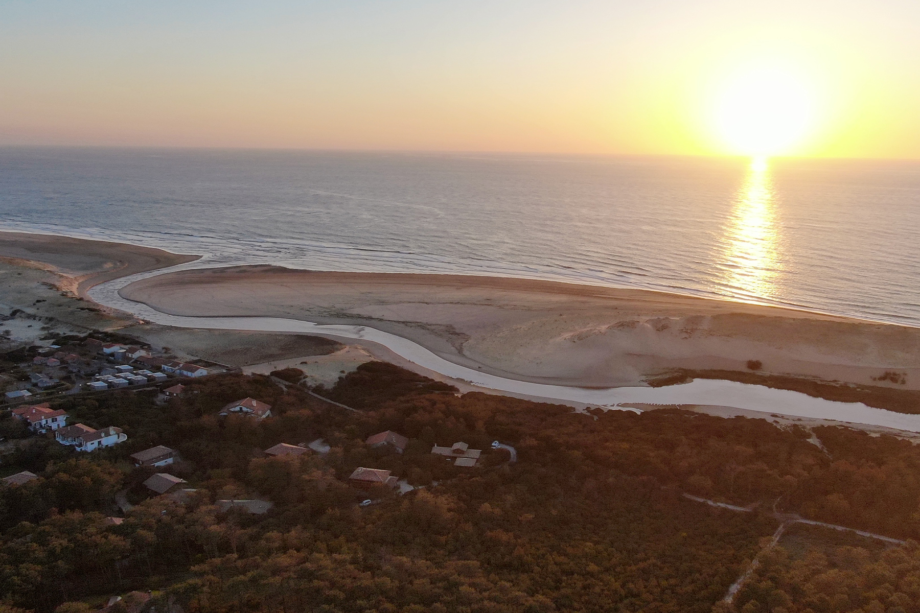 Le courant d'Huchet rejoignant l'oc�an au coucher du soleil