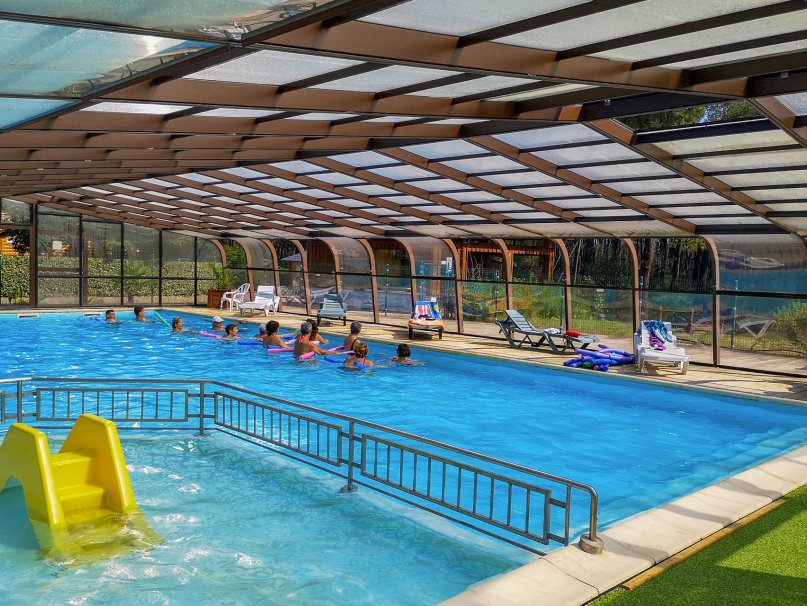 Séance d'aquagym dans la piscine couverte du camping Landes Océanes