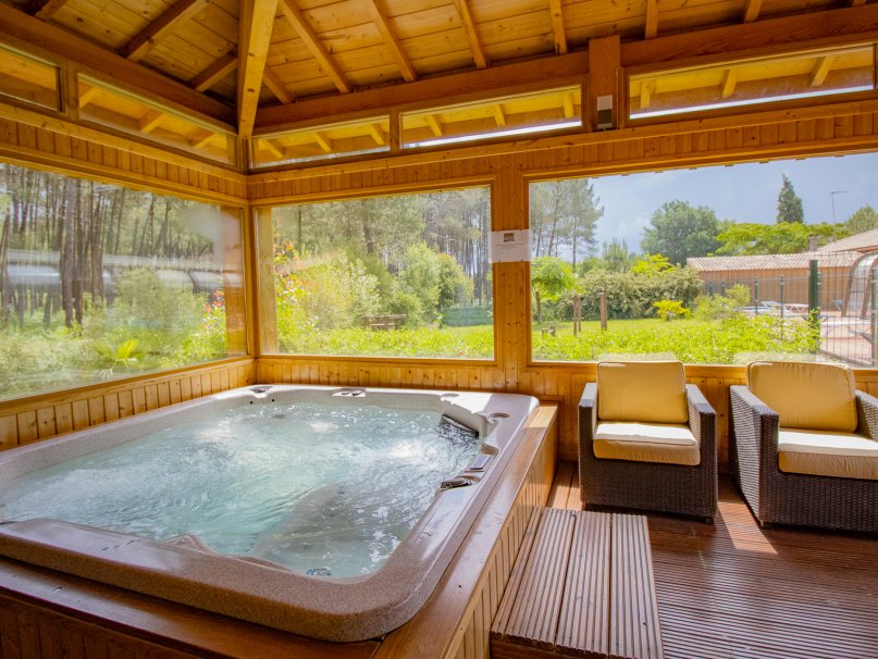 Jacuzzi de l'espace bien-être du camping Landes Océanes