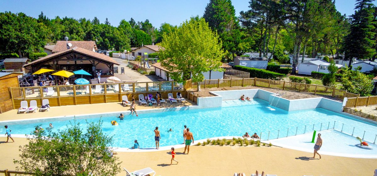 Vue d'ensemble du camping Landes Azur et de sa piscine lagon