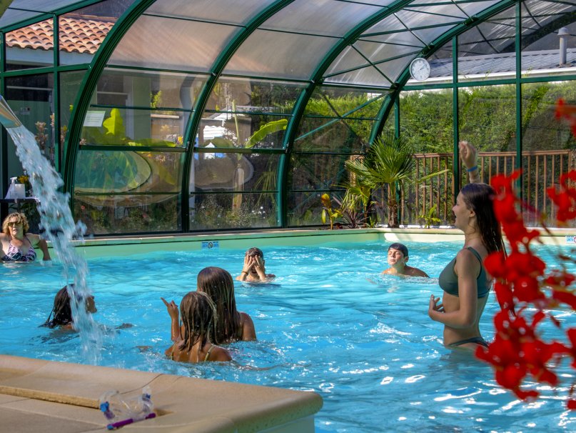 Piscine couverte chauffée du camping Landes Azur