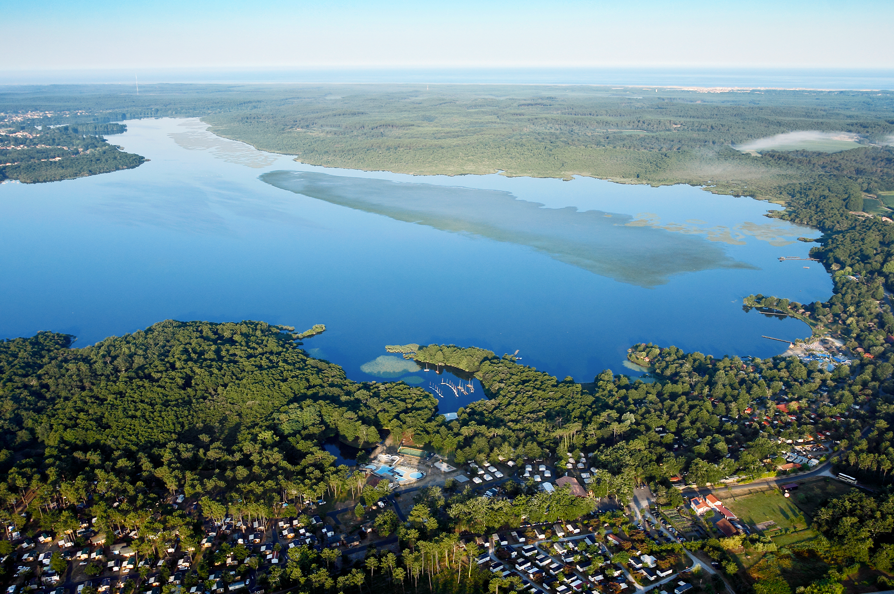 Le lac de Soustons, vaste �tang naturel pour la voile et le paddle