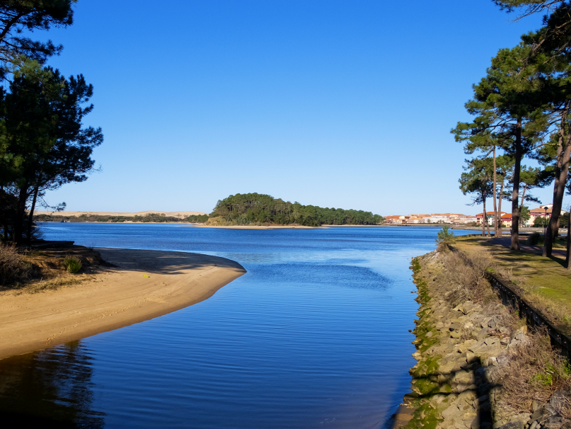 le lac marin de Port d’Albret et sa plage de sable vers Vieux-Boucau