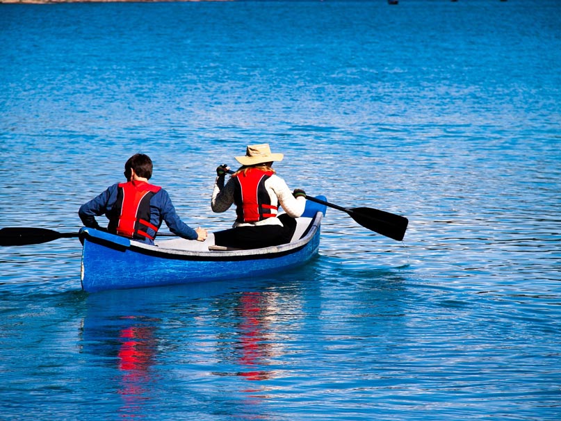 Deux pagayeurs en canoë avec gilets de sauvetage