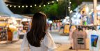 jeune femme marche nocturne