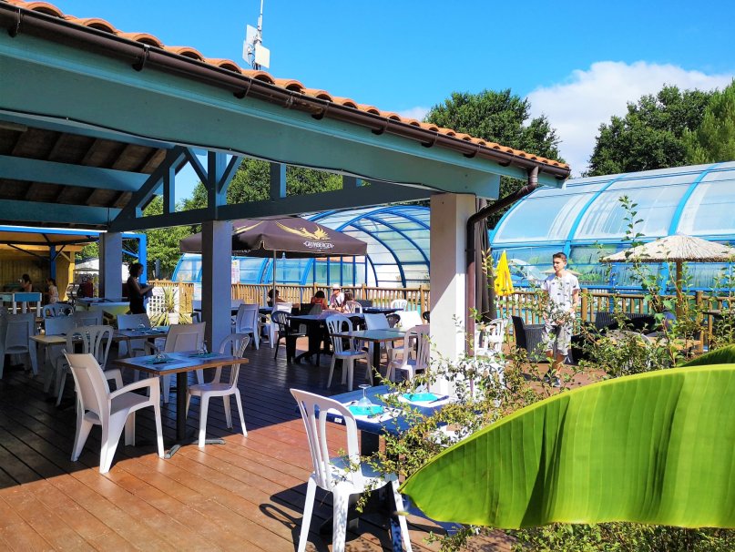 Terrasse du bar-restaurant du camping Landes Bleues