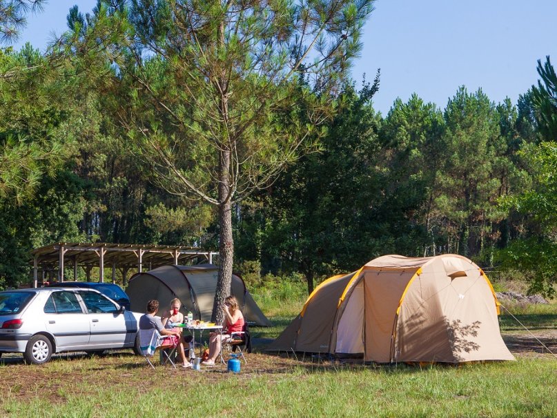 Tentes sur les emplacements du camping Landes Azur