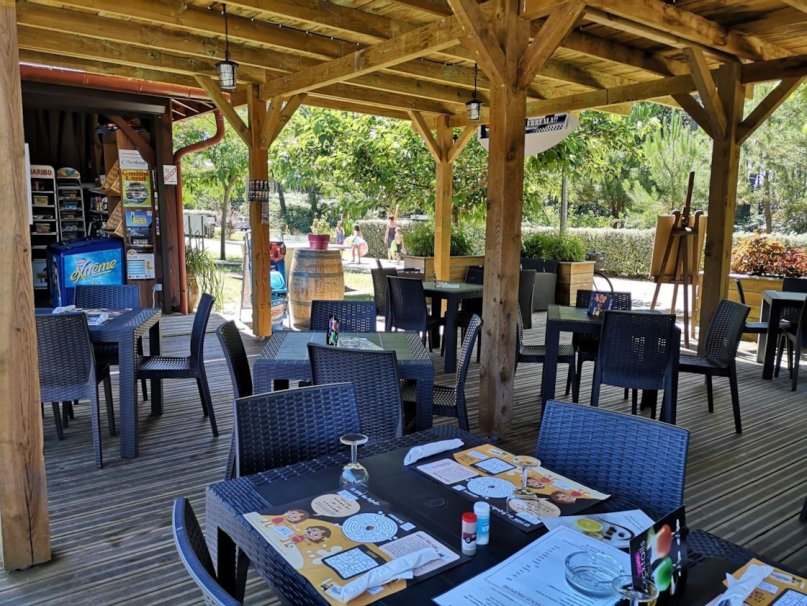 Terrasse couverte du bar-restaurant du camping Landes Océanes