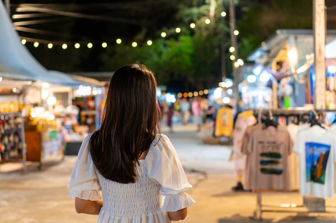 Ambiance d'un march� du soir landais, stands illumin�s