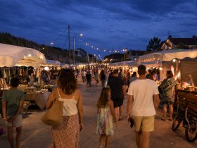 All�e du march� nocturne de Mimizan-Plage �clair�e par les guirlandes en soir�e