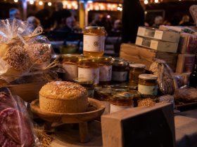 �tal de produits landais � miels, confitures et pastis � sur le march� nocturne de Mimizan